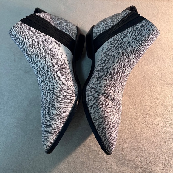 L.A.M.B. Women's Mayor Lizard Print White Pointy Toe Ankle Booties Shoes Sz 10 - Picture 5 of 16